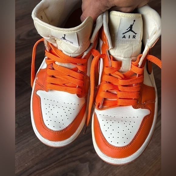 Air Jordan 1 Mid SE. - Picture 6 of 13